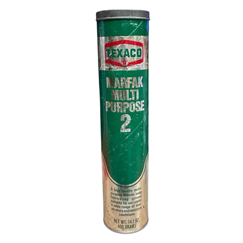 以下が含まれることがあります： ヴィンテージのテキサコ・マーファク・マルチパーパス2グリース缶。円筒形の缶は緑色で、銀色の蓋と底が付いています。テキサコのロゴが上部にあり、製品名と数字の2が大きな白い文字で書かれています。缶の重量は400グラムです。
