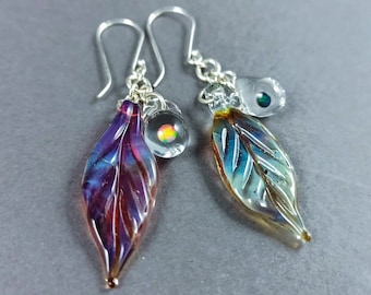 Mismatched Glas Blatt Ohrringe mit Opalen, Eingefasste Opal Ohrringe, Bunte baumeln tropfen ohrringe, Mystischer schmuck