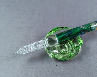 Handgefertigtes Glas-Dip-Pen-Set mit flüssigkeitsgefülltem Körper mit bunten Glasstücken und Stiftablage, handwerkliches Schreibgeschenk