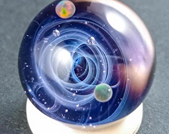 Marbre galaxie fumé argenté avec deux planètes d'opale, orbe de l'espace fait main, cadeau d'art en verre borosilicaté