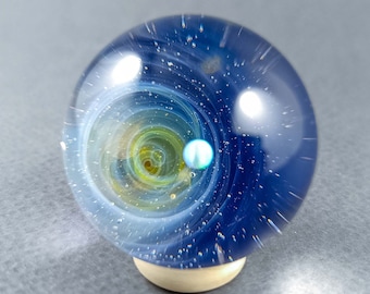 Marbre galaxie en verre fumé argenté, avec une planète opale flottante, Marbre galaxie en verre, Marbre borosilicaté avec une opale, Marbre en verre astronomie