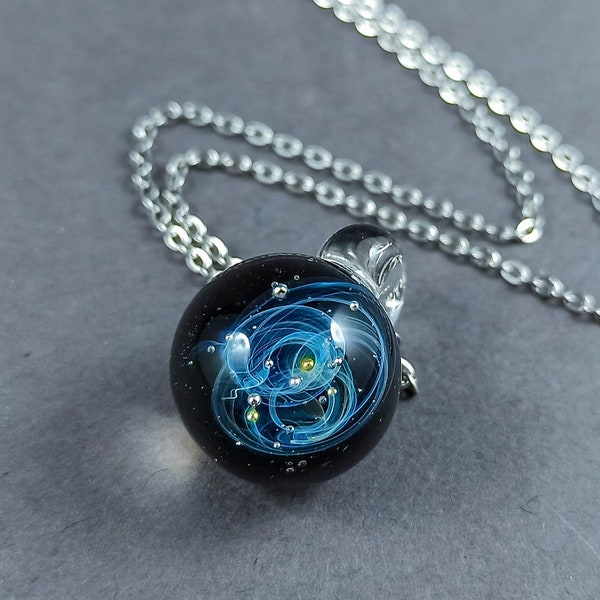 Petit pendentif galaxie, collier galaxie en verre fait main, bijoux spatiaux, accessoire d'astronomie