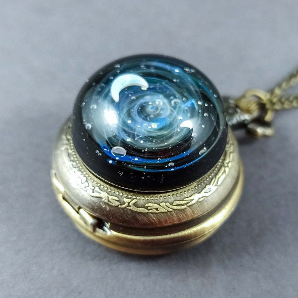 Pendentif de montre de poche avec une galaxie en verre faite main et une planète d'opale, bijoux d'astronomie, montre de poche spatiale, collier de montre de poche galaxie