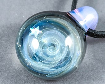 Pendentif galaxie en verre avec une étoile en opale, pendentif en verre spatial, pendentif nébuleuse étoilée, bijoux cosmiques argentés fumés, bijoux astronomie