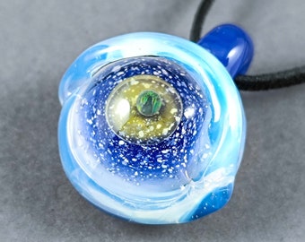 Pendentif globe oculaire en verre fait main avec une pupille en opale, collier oeil de monstre, pendentif oeil en verre soufflé à la main, collier globe oculaire en verre borosilicaté