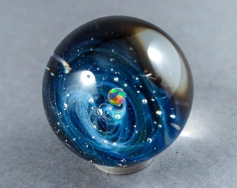 Mármol de galaxia de vidrio ahumado plateado, con un planeta de ópalo flotante, mármol de galaxia de vidrio, mármol de borosilicato con ópalo, mármol de vidrio de astronomía