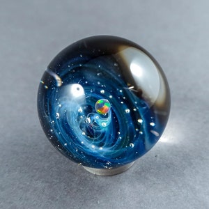 Marbre galaxie en verre fumé argenté, avec une planète opale flottante, Marbre galaxie en verre, Marbre borosilicaté avec une opale, Marbre en verre astronomie image 1