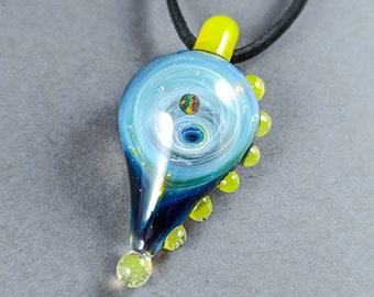 Pendentif galaxie en verre avec planète opale, pendentif galaxie étoilée enivrante, bijoux astronomie, pendentif galaxie noir et jaune, pendentif nébuleuse