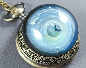Reloj de bolsillo con colgante de galaxia y planeta de ópalo, joyería astronómica, reloj de bolsillo espacial, collar de reloj de bolsillo con galaxia