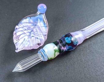 Handgefertigter Glasstift mit Blumenmuster, einzigartiges Glasstiftset mit blattförmigem Kissen & Tintenflasche, funktionale Glaskunst, Kalligraphiestift