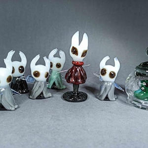 Handgefertigte Glas Hohlritterfigur, Hornissenfigur und Grubfigur im Glasgefäß, Hohlritterfankunst