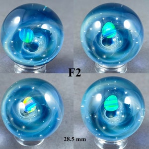 Marbre galaxie en verre fumé argenté, avec une planète opale flottante, Marbre galaxie en verre, Marbre borosilicaté avec une opale, Marbre en verre astronomie image 2