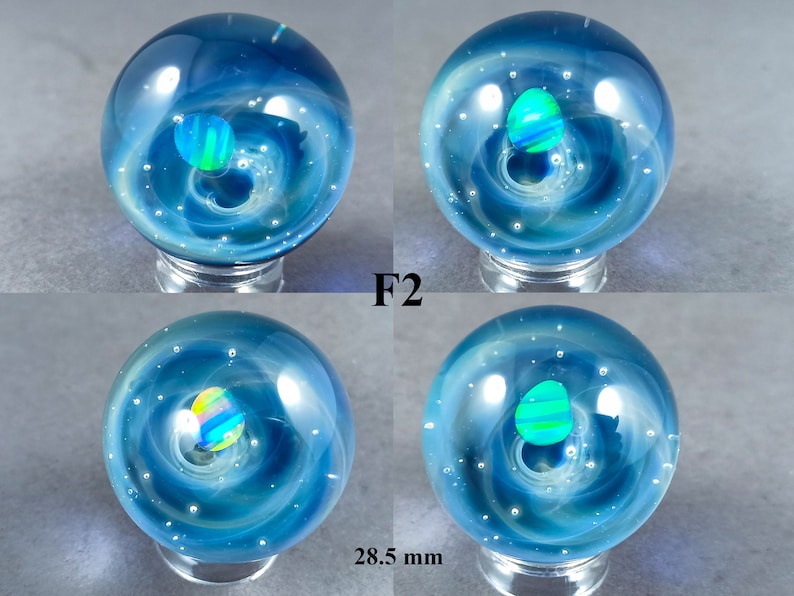 Marbre galaxie en verre fumé argenté, avec une planète opale flottante, Marbre galaxie en verre, Marbre borosilicaté avec une opale, Marbre en verre astronomie image 2