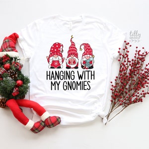 Hanging With My Gnomies Weihnachten T-Shirt, Wichtel T-Shirt, Weihnachtsgeschenk, Weihnachtszwerg T-Shirt, Weihnachts-T-Shirt, Frauen Weihnachtsgeschenk