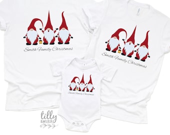 Peut inclure: Trois t-shirts blancs avec un motif de gnome rouge et blanc. Les t-shirts portent l'inscription "Smith Family Christmas".