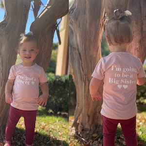 Big Schwester T-Shirt, ich habe ein Geheimnis, ich werde ein große Schwester T-Shirt, Front und Back Design, Schwangerschaftansage, Big Sis T-Shirt