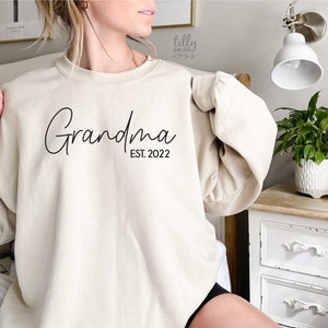 Grandma Est Sweatshirt, Grandma Sweatshirt, Nanny Gift, Nanna Gift, Personalised Gran Gift, Grandma Life Jumper, New Nan Gift, Oversized