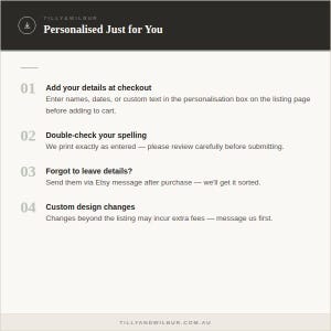 Peut inclure: Un graphique informatif intitul&eacute; Personalised Just for You par Tilly & Wilbur. Il &eacute;num&egrave;re quatre &eacute;tapes : 01 Add your details at checkout, 02 Double-check your spelling, 03 Forgot to leave details?, et 04 Custom design changes avec des instructions.