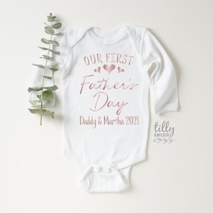 Body para bebé con nombre para el primer Día del Padre 2025. Te amo, papá. Feliz primer Día del Padre. Regalo para el primer Día del Padre.