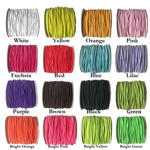K&ouml;nnte beinhalten: Eine Sammlung von 16 Spulen elastischen Kordels in verschiedenen Farben, darunter Wei&szlig;, Gelb, Orange, Rosa, Fuchsia, Rot, Blau, Lila, Lila, Braun, Schwarz, Gr&uuml;n, leuchtendes Orange, leuchtendes Rosa, leuchtendes Gelb und leuchtendes Gr&uuml;n.