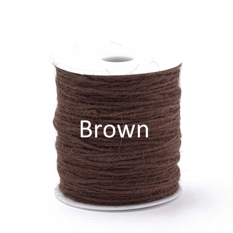 Peut inclure: Une bobine de ficelle brune, id&eacute;ale pour l'artisanat et la d&eacute;coration.