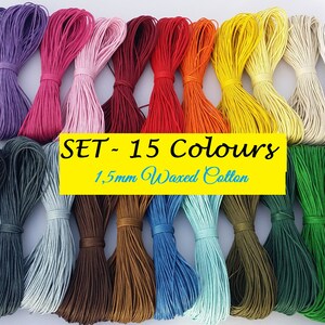 Peut inclure: Un ensemble de 15 bobines de cordon ciré en coton de 1,5 mm dans différentes couleurs. Les couleurs comprennent le violet, le rose, le rouge, l'orange, le jaune, la crème, le blanc, le noir, le gris, le marron, le bleu, le bleu sarcelle, le vert, le vert lime et le vert clair.