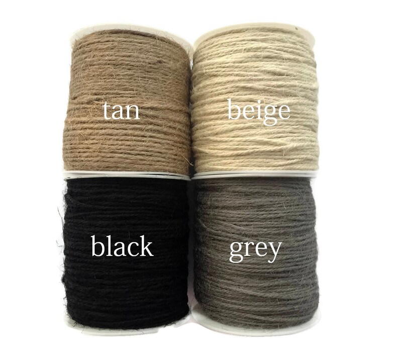 Peut inclure: Quatre bobines de ficelle de diff&eacute;rentes couleurs&nbsp;: beige clair, beige fonc&eacute;, noir et gris. Les bobines sont &eacute;tiquet&eacute;es avec leurs couleurs respectives.