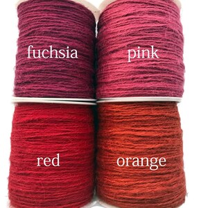 Peut inclure: Quatre bobines de ficelle de diff&eacute;rentes couleurs&nbsp;: fuchsia, rose, rouge et orange. Les bobines sont dispos&eacute;es en deux rang&eacute;es de deux.