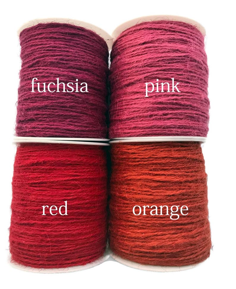 Peut inclure: Quatre bobines de ficelle de diff&eacute;rentes couleurs&nbsp;: fuchsia, rose, rouge et orange. Les bobines sont dispos&eacute;es en deux rang&eacute;es de deux.