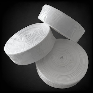 Peut inclure: Trois rouleaux de tissu élastique blanc, chacun roulé et emballé dans du plastique.