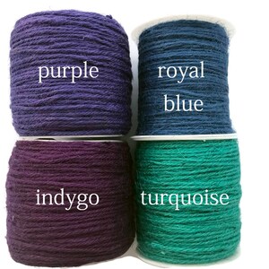 Peut inclure: Quatre bobines de ficelle de diff&eacute;rentes couleurs&nbsp;: violet, bleu royal, indigo et turquoise.