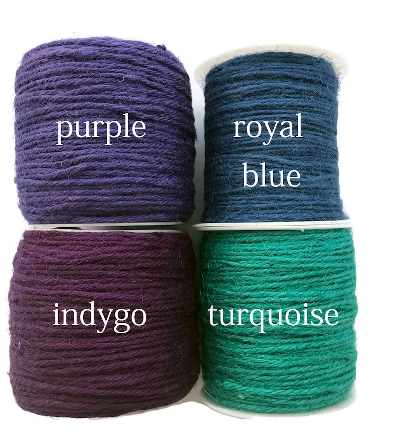 Peut inclure: Quatre bobines de ficelle de diff&eacute;rentes couleurs&nbsp;: violet, bleu royal, indigo et turquoise.