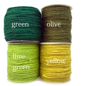 Peut inclure: Quatre bobines de ficelle en vert, olive, vert lime et jaune. Les bobines sont &eacute;tiquet&eacute;es "vert", "olive", "vert lime" et "jaune".