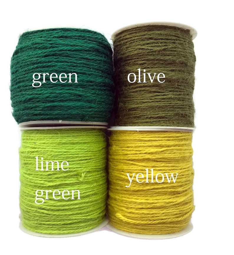Peut inclure: Quatre bobines de ficelle en vert, olive, vert lime et jaune. Les bobines sont &eacute;tiquet&eacute;es "vert", "olive", "vert lime" et "jaune".