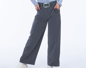 Bootcut Hose Damen, knöchellang mit hohem Bund, weitem Bein aus grauem Nadelstreif, high waist, langes Bein, klassisch, vintage insired