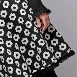 Tellerrock mit hohem Tailienbund, knielanger, geblümter, weitschwingender, Rock mit Blumenmuster in schwarz weiß Bild 3