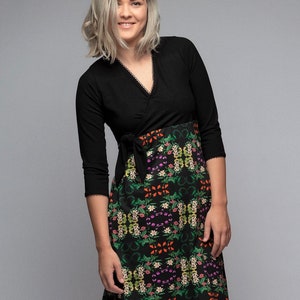 A-line dress for women in a wrap look with 7/8 sleeves made of soft jersey with lace, black, floral, colorful wrap dress image 3