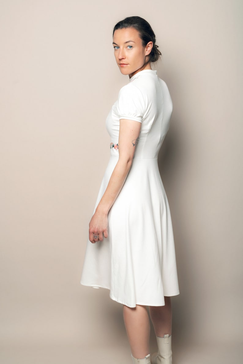 Knee length jersey A-line dress with circle skirt and lace inset zdjęcie 3