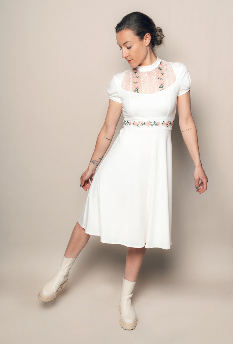 Knee length jersey A-line dress with circle skirt and lace inset zdjęcie 2