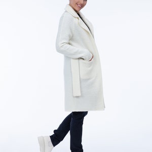 Abrigo de lana gris sobre las rodillas, con cuello de solapa, bolsillos de parche grandes, cinturón de corbata, abrigo corto clásico para damas, cárdigan, blanco de invierno imagen 9