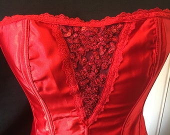 Rotes Satin-Korsett mit roter Spitzenstickerei