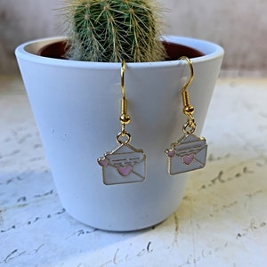 Pendientes colgantes con esmalte de carta de amor, regalo de San Valentín, aniversario, cumpleaños rosa blanco