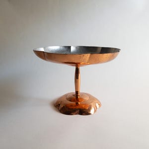 Bol de cobre antiguo con pedestal: Frutero con base martillada