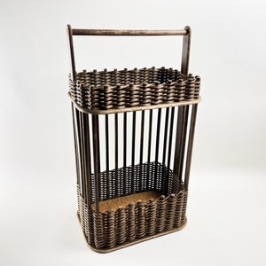 Table d&#39;appoint en bois rustique et panier en osier avec poignée et étagère - Jardinière en osier