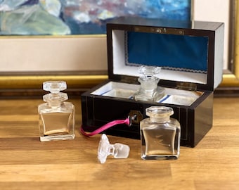 Antike französische Parfüm-Schatulle aus dem 19.Jh. - Lackierte Box mit Kristallflaschen, Messingeinsatz & Schlüssel - Viktorianische Kosmetikbox