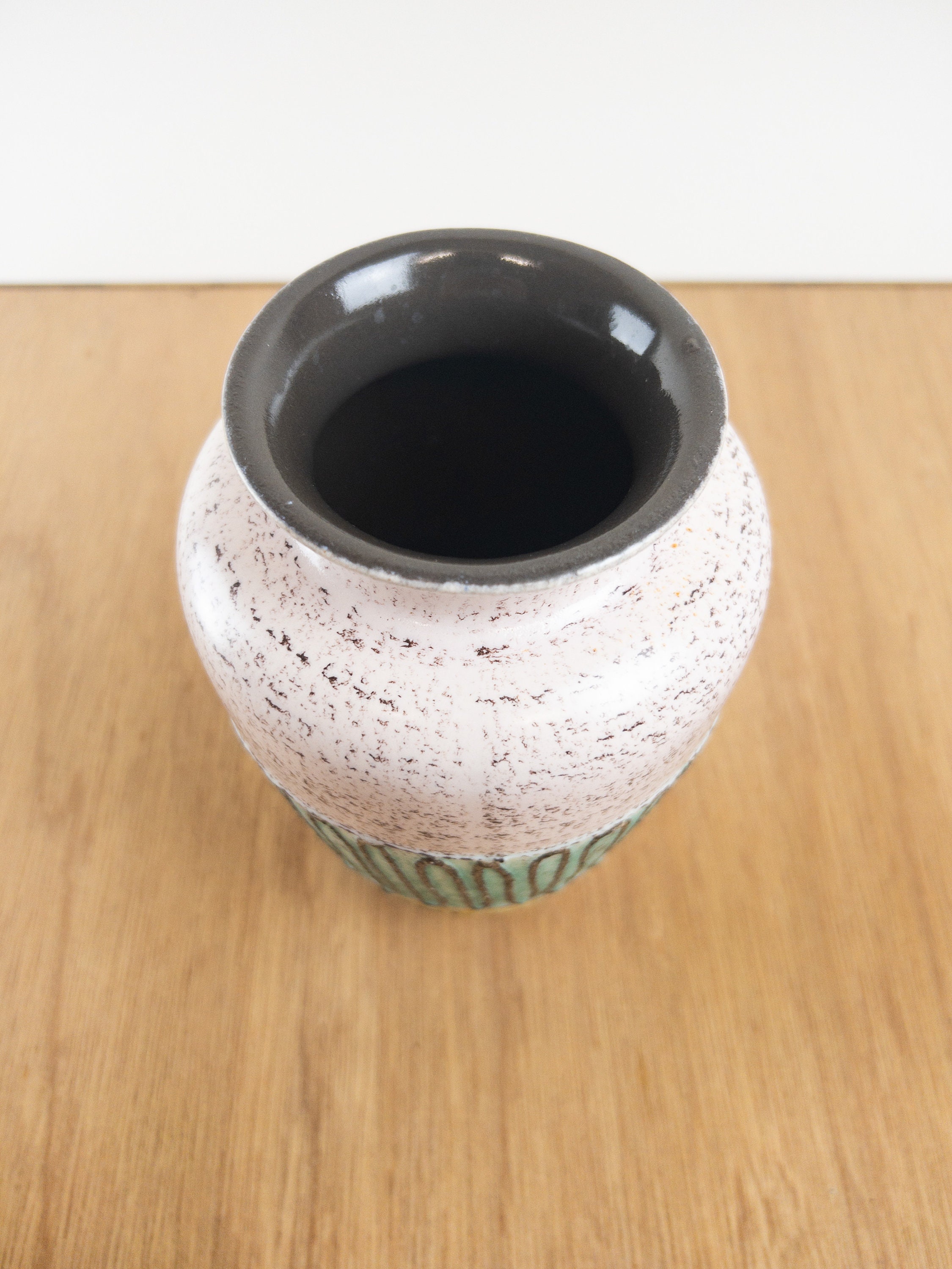 西ドイツの陶器の花瓶：黒い線が入った溶岩質陶器 - Etsy 日本