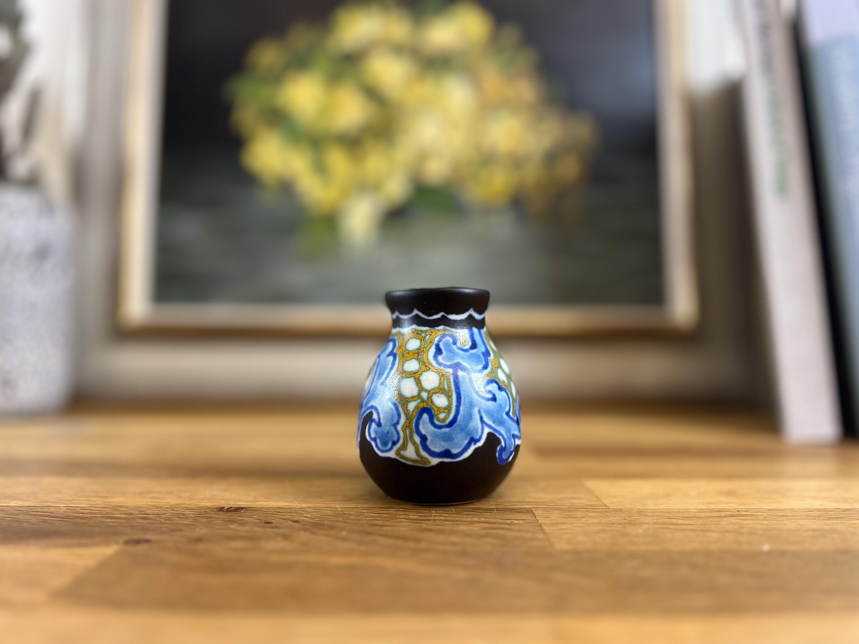 フラワーベース　アールデコ　オランダ陶器　花瓶　ゴーダ　アールヌーボー ゴーダ製アールデコ陶器の花瓶：手描きのオランダ製ディンプル模様の