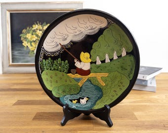 スイス陶器のヴィンテージハンドメイドウォールプレート、花を持つ子供