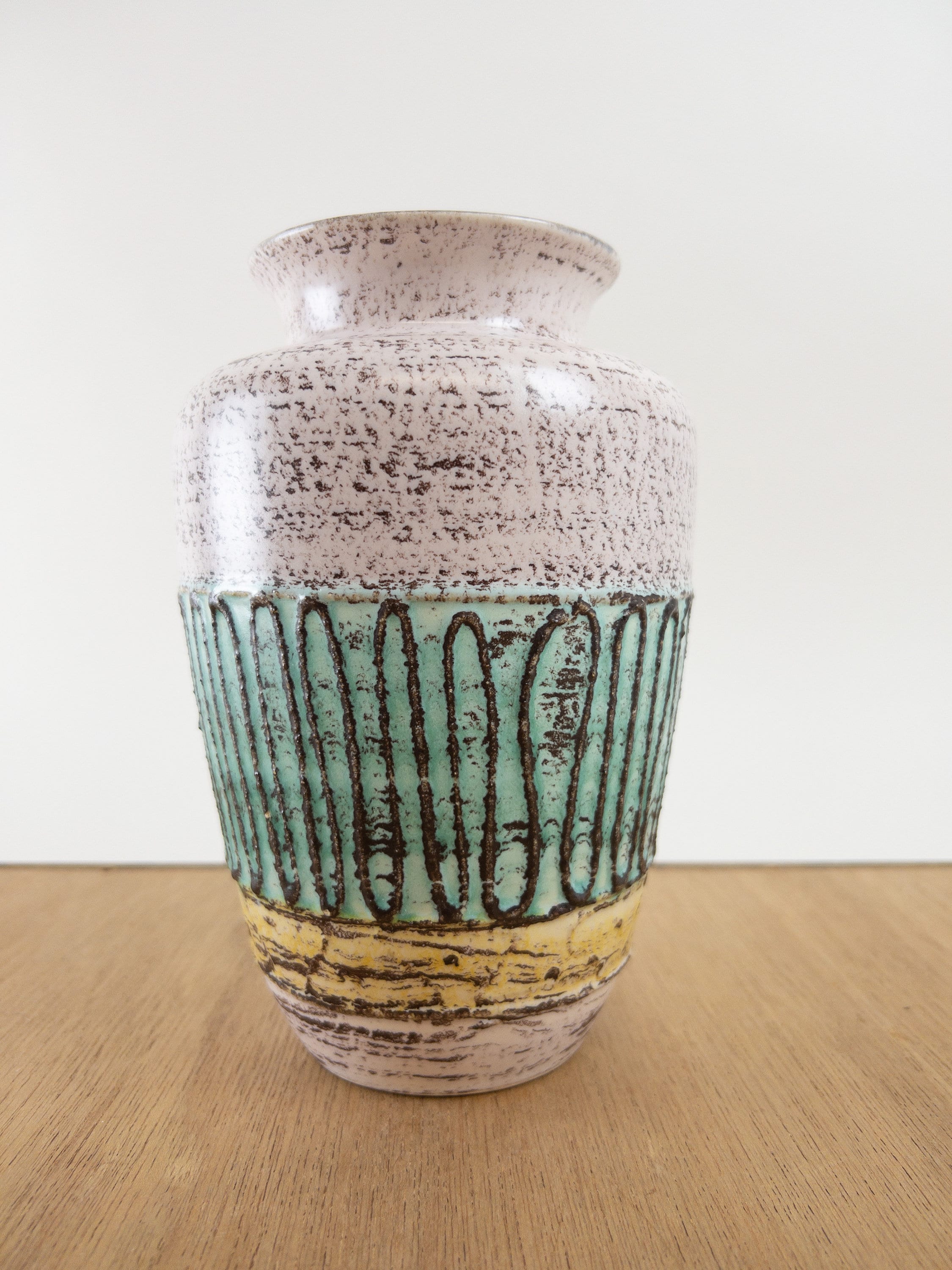 西ドイツの陶器の花瓶：黒い線が入った溶岩質陶器 - Etsy 日本