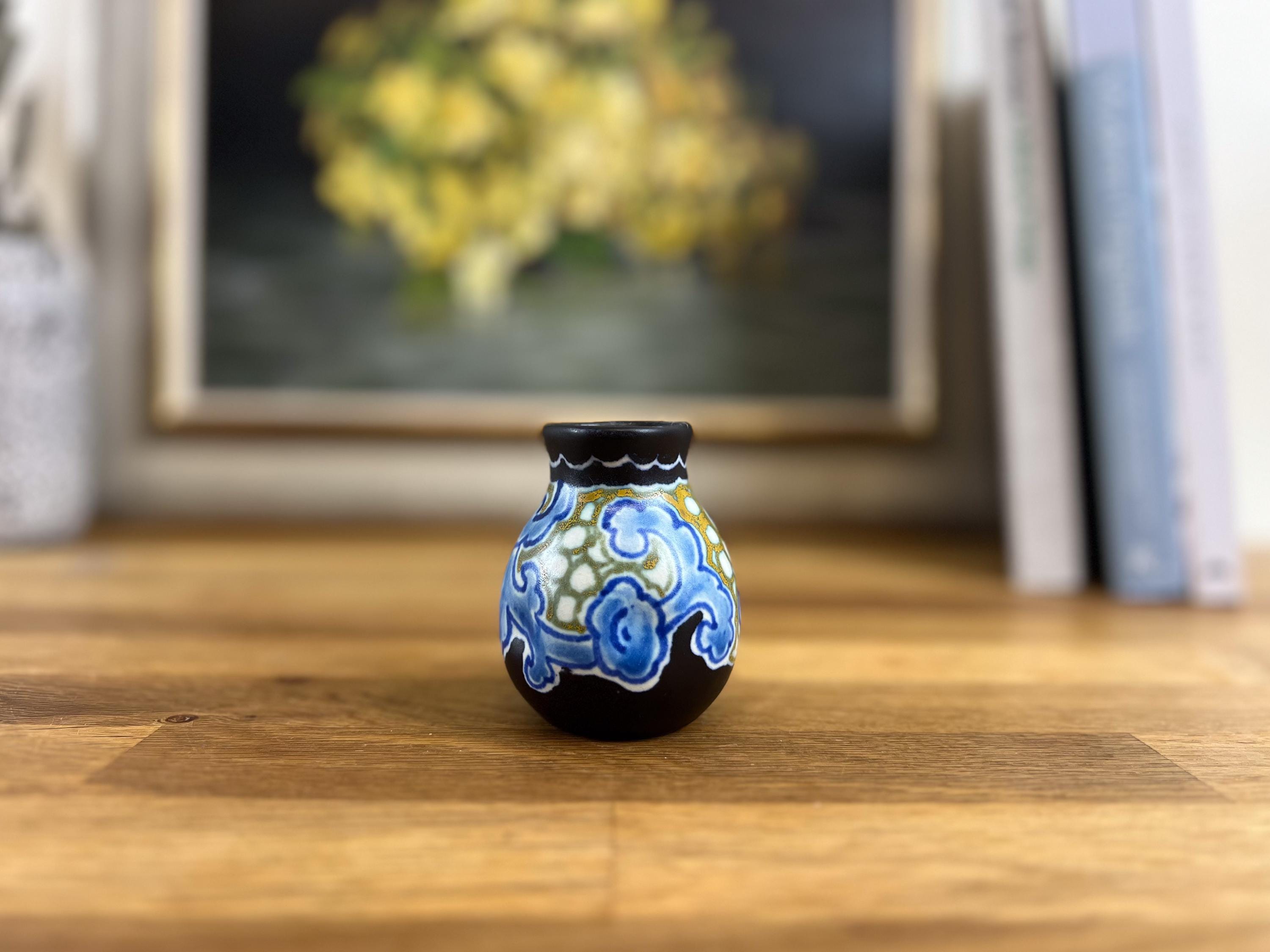装飾的な花模様の陶器花瓶 高さ約38cm デルータ　アンティーク ゴーダ製アールデコ陶器の花瓶：手描きのオランダ製ディンプル模様の